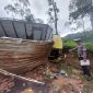 Foto : Truck Box yang terguling tabrak tebing