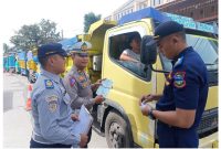 Foto : Sat Lantas Polres Garut saat uji alat ukur timbang portable