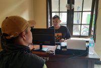 Foto : Pelaku (pakai topi) penadah motor hasil curian saat di BAP di Mapolsek Tarogong Kidul