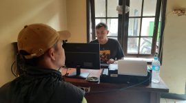 Foto : Pelaku (pakai topi) penadah motor hasil curian saat di BAP di Mapolsek Tarogong Kidul