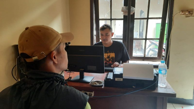 Foto : Pelaku (pakai topi) penadah motor hasil curian saat di BAP di Mapolsek Tarogong Kidul