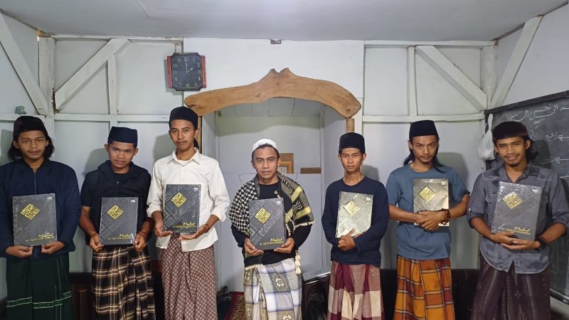 Foto : Polres Garut salurkan puluhan Al Qur'an ke pesantren Nuruddolam Al-Istiqlal Karangpawitan 