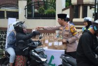 Foto : Kapolres Garut AKBP Rohman Yonky Dilatha saat bagikan takjil gratis