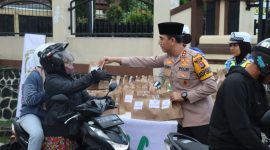 Foto : Kapolres Garut AKBP Rohman Yonky Dilatha saat bagikan takjil gratis