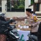 Foto : Kapolres Garut AKBP Rohman Yonky Dilatha saat bagikan takjil gratis