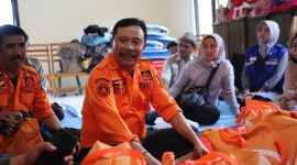 PJ Bupati Garut Barnas Adjidin saat di lokasi longsor kecamatan Banjarwangi