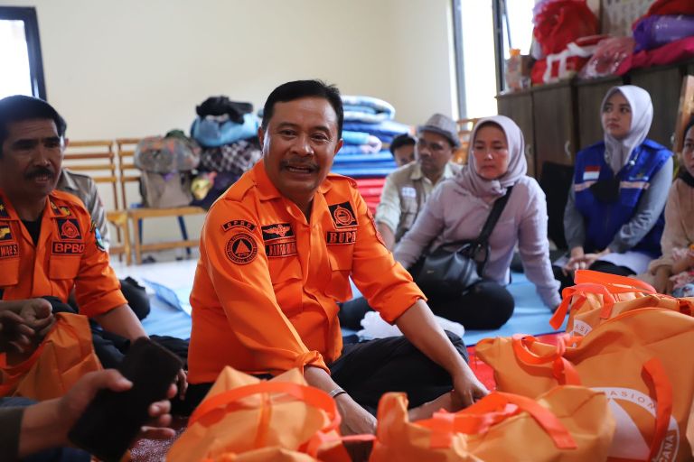 PJ Bupati Garut Barnas Adjidin saat di lokasi longsor kecamatan Banjarwangi