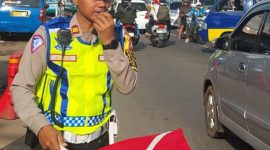 Foto : Kasat lantas Polres Garut Iptu Aang Andi Suhandi, SAP saat atur lalin di jalur One Way