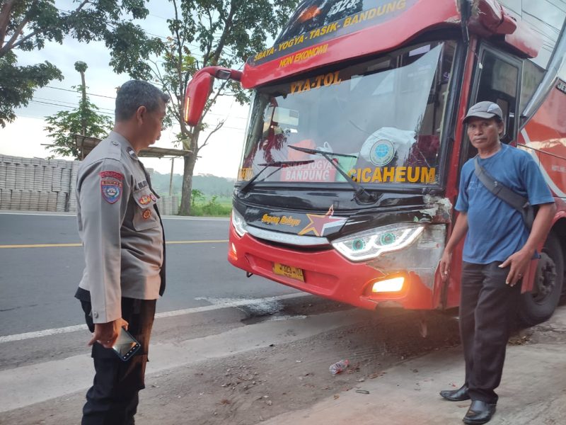 Foto : Salah satu kendaraan rusak akibat bertubrukan di jalur Limbangan-Malngbong