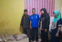 Camat Sucinaraja Yeni Damayanti saat di lokasi rumah warga yang terdapak gemba bumi