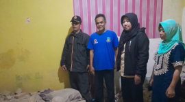 Camat Sucinaraja Yeni Damayanti saat di lokasi rumah warga yang terdapak gemba bumi