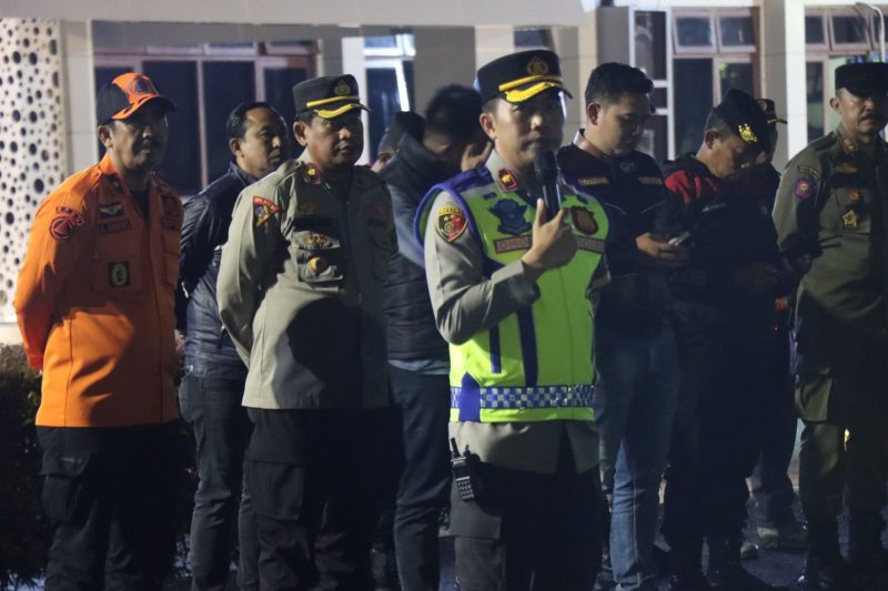 Waka Polres Garut Kompol Dhoni Erwanto, S.SI., S.I.K., M.H., M.I.K., saat pimpin apel siaga mitigasi bencana