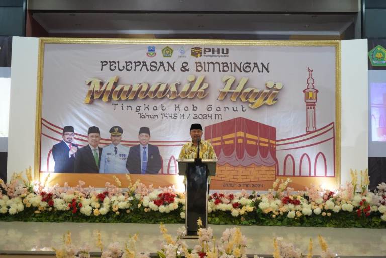 Foto : Pj Bupati Garut Barnas Adjidin saat pelepasan Calhaj asal garut