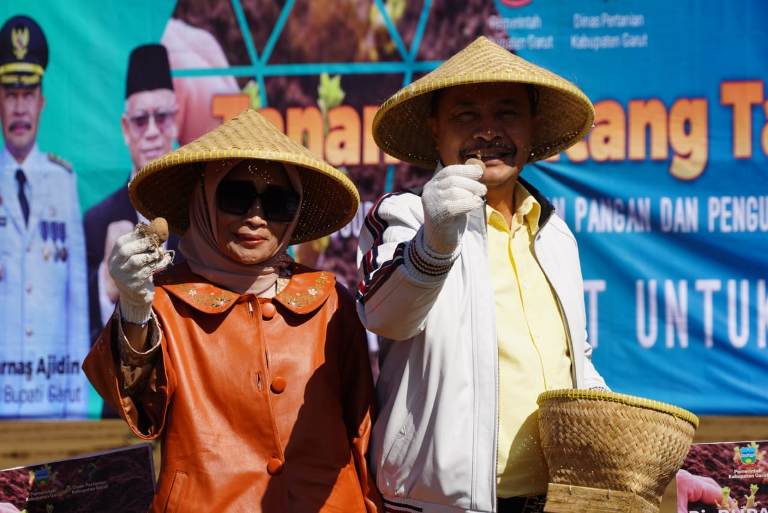 Foto : Pj Bupati Garut Bartnas Adjidin saat penanaman perdana kentang Upland Project
