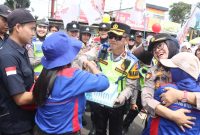 Foto : Waka Polres Garut KOMPOL Dhoni Erwanto, S.Si., S.I.K., M.H., Μ.Ι.Κ., saat berikan kue ulang tahun di hariu buruh internasional
