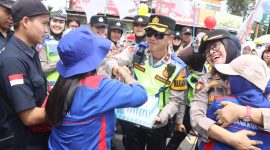 Foto : Waka Polres Garut KOMPOL Dhoni Erwanto, S.Si., S.I.K., M.H., Μ.Ι.Κ., saat berikan kue ulang tahun di hariu buruh internasional
