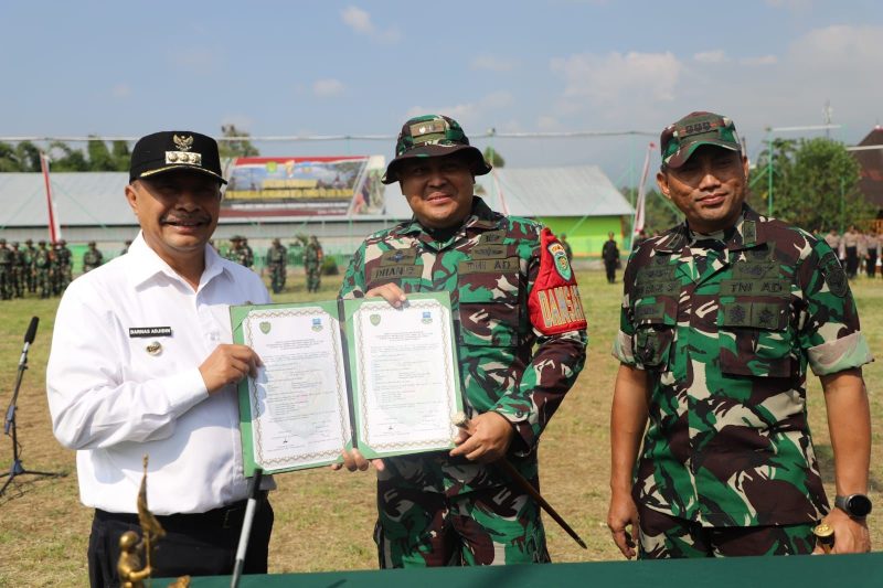 Foto : Kebersamaan Pj Bupati Garut Barnas Adjidin, Dandim 0611/Grt dan Danrem 062/Tarumanegara di lokasi TMMD ke 120 Tahun 2024