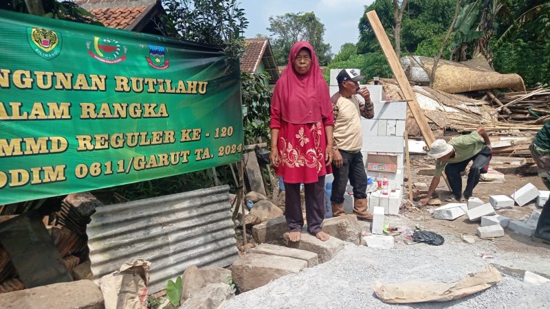 Foto : Rumah Ibu Anah saat Direnovasi TNI