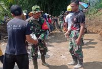 Foto : Danramil 1115/Cisurupan Lettu Inf Sumalik saat di lokasi TMMD ke 120