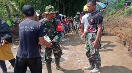 Foto : Danramil 1115/Cisurupan Lettu Inf Sumalik saat di lokasi TMMD ke 120