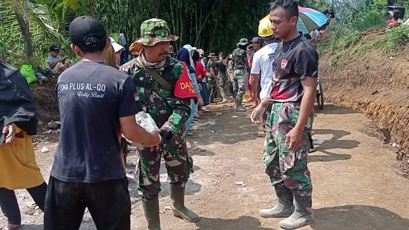 Foto : Danramil 1115/Cisurupan Lettu Inf Sumalik saat di lokasi TMMD ke 120