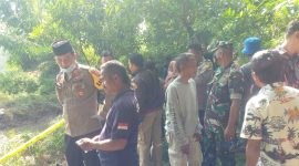 Foto : Kapolsek Wanaraja AKP Abusono, S.H saat di lokasi penemuan bayi
