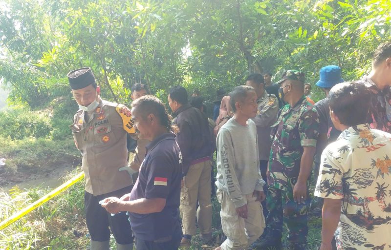 Foto : Kapolsek Wanaraja AKP Abusono, S.H saat di lokasi penemuan bayi