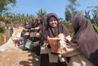 Foto : Pelajar di Sukaresmi bantu TNI giat TMMD ke 120 