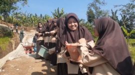 Foto : Pelajar di Sukaresmi bantu TNI giat TMMD ke 120 