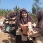Foto : Pelajar di Sukaresmi bantu TNI giat TMMD ke 120 