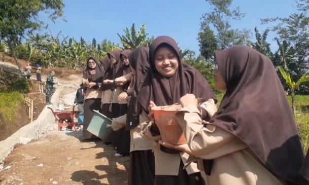 Foto : Pelajar di Sukaresmi bantu TNI giat TMMD ke 120 