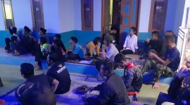 Foto : Keseruan warga nobar persib di lokasi TMMD