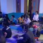 Foto : Keseruan warga nobar persib di lokasi TMMD
