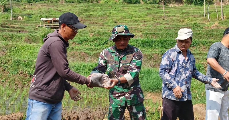 Foto : Danramil 1113/Bayonggbong di lokasi TMMD ke 120 Sukaresmi