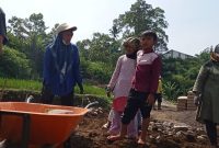 Foto : Rafi Bocah SD Sukaresmi di Lokasi TMMD ke-120