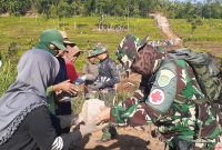 Foto Pelu Rohmat Sopandi di lokasi TMMD ke-120