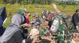 Foto Pelu Rohmat Sopandi di lokasi TMMD ke-120