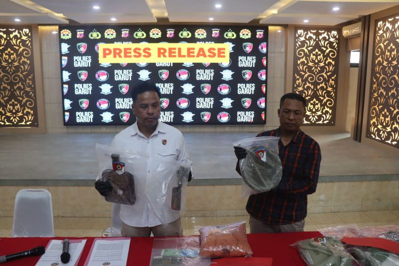 Foto : Kasat Reskrim Polres Garut AKP Ari Rinaldo (Kemeja Putih).
