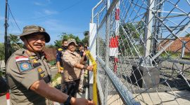 Pj Bupati Garut Barnas Adjidin di dampingi Kasatpol PP Garut saat penyegelan 11 tower ilegal