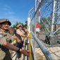 Pj Bupati Garut Barnas Adjidin di dampingi Kasatpol PP Garut saat penyegelan 11 tower ilegal