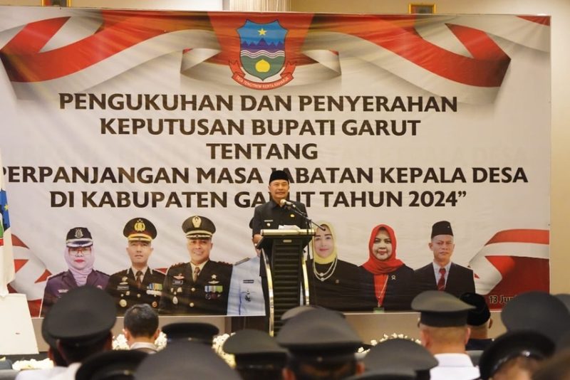 Pj Bupati Garut saat pengukuhan 414 kades di garut