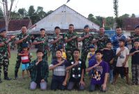 Foto : Anggota Lanud Husein Sastranegara bersama anak-anak Kampung Buleud di Lokasi TMMD ke-120