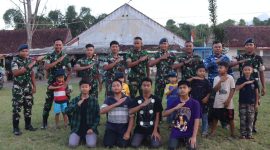 Foto : Anggota Lanud Husein Sastranegara bersama anak-anak Kampung Buleud di Lokasi TMMD ke-120