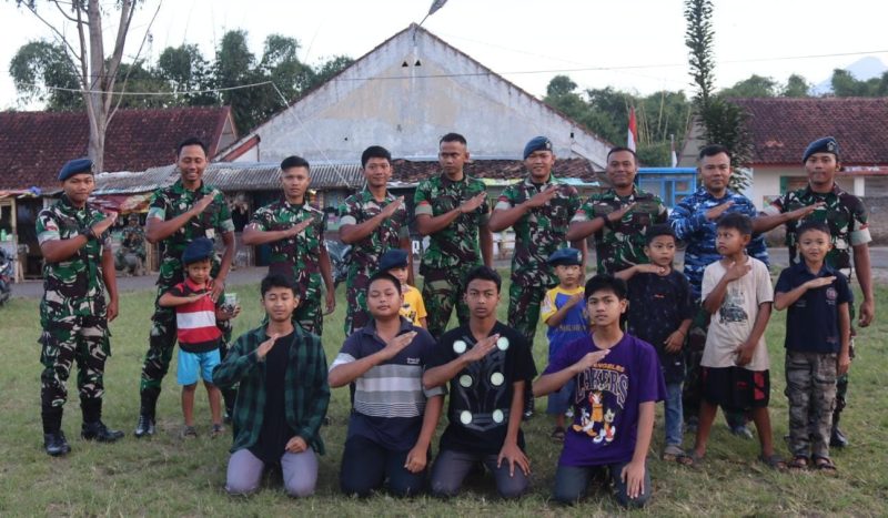 Foto : Anggota Lanud Husein Sastranegara bersama anak-anak Kampung Buleud di Lokasi TMMD ke-120