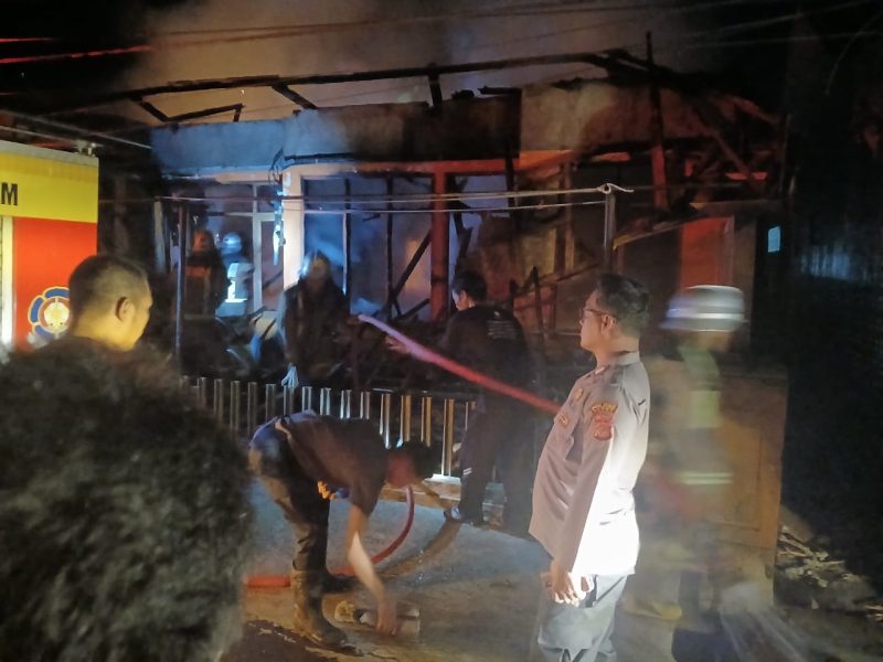 Foto : Kondisi warung milik Pepen dan Iin yang terbakar