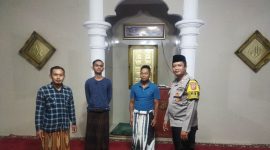 Kapolsek Leuwigoong  Ipda Asep Juarna saat safari subuh