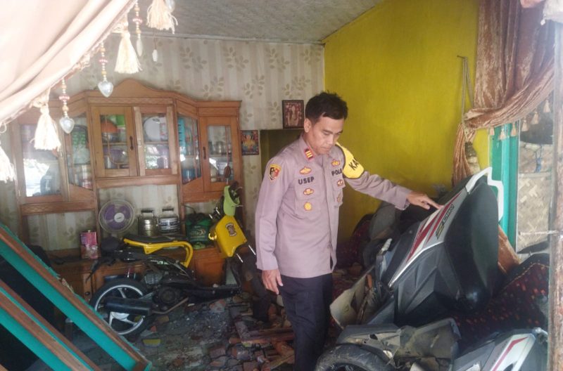 Foto : Rumah enak hancur akibat hantaman motor