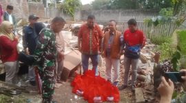 Foto : Yudha saat berikan bantuan sembaku bagi warga yang rumahnya roboh