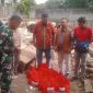 Foto : Yudha saat berikan bantuan sembaku bagi warga yang rumahnya roboh
