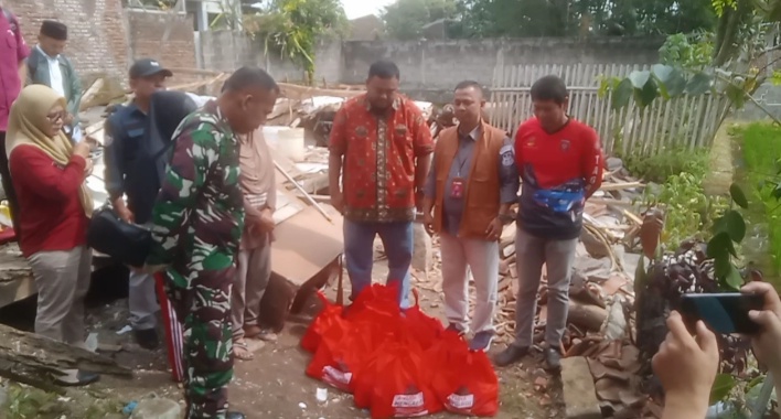 Foto : Yudha saat berikan bantuan sembaku bagi warga yang rumahnya roboh